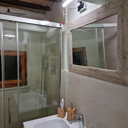 Finestra Sui Tetti Di Appartamento *